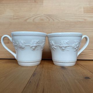 ウェッジウッド(WEDGWOOD)のWEDGWOOD クイーンズウエア フェスティビティ マグカップ ペア アイボリ(マグカップ)