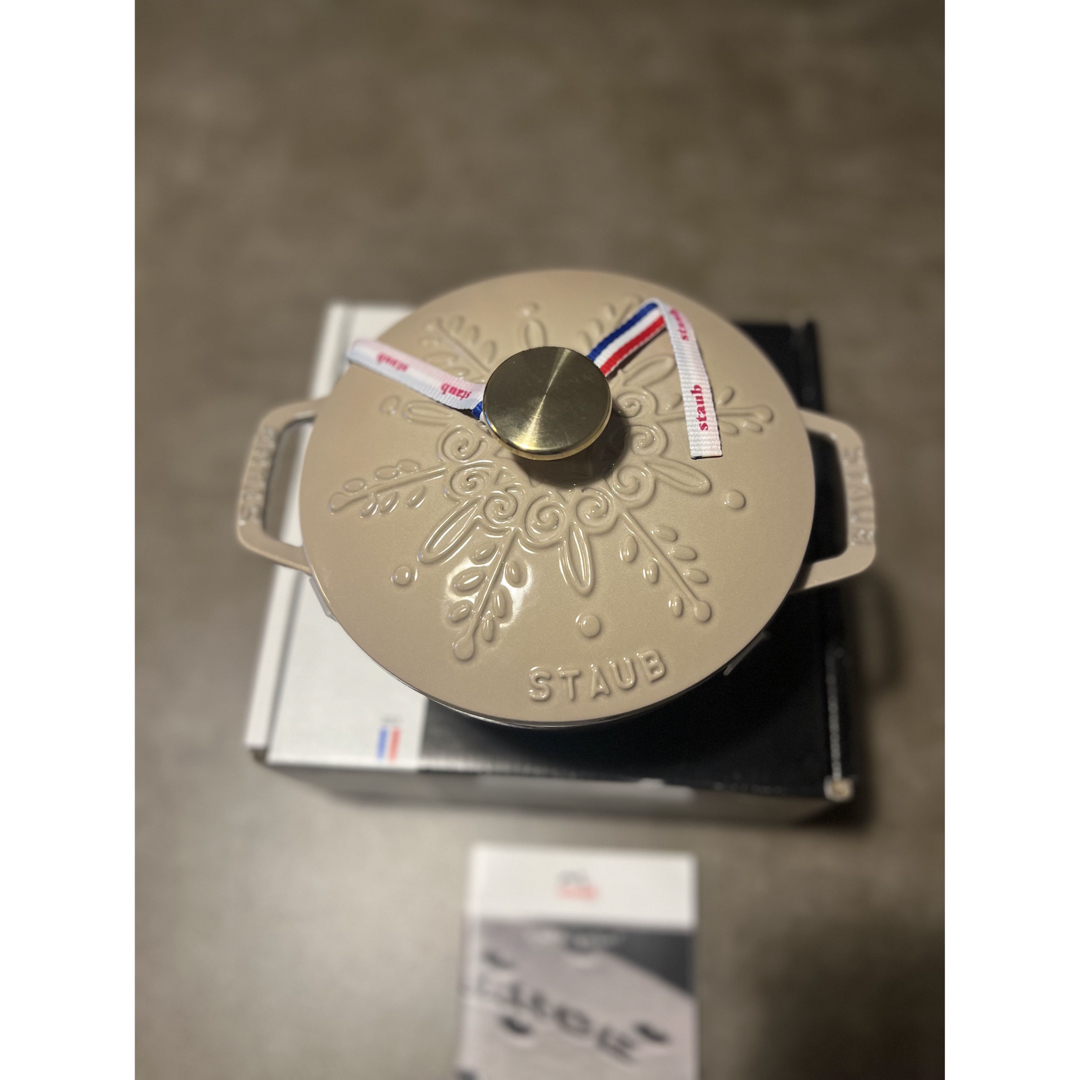 STAUB(ストウブ)の激レア　新品　staub　WA-NABE S スノーフレーク 16 CM リネン インテリア/住まい/日用品のキッチン/食器(鍋/フライパン)の商品写真