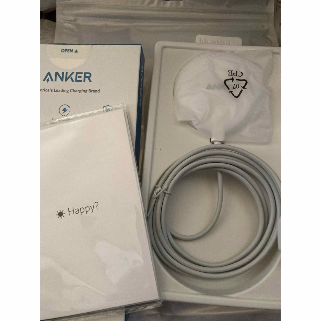 Anker(アンカー)のアンカー　Magnetic Pad Lite 超軽量　マグセーフ　白　急速充電 スマホ/家電/カメラのスマートフォン/携帯電話(バッテリー/充電器)の商品写真