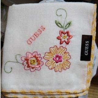 ゲス(GUESS)の刺繍入り大判ガーゼハンカチ(その他)