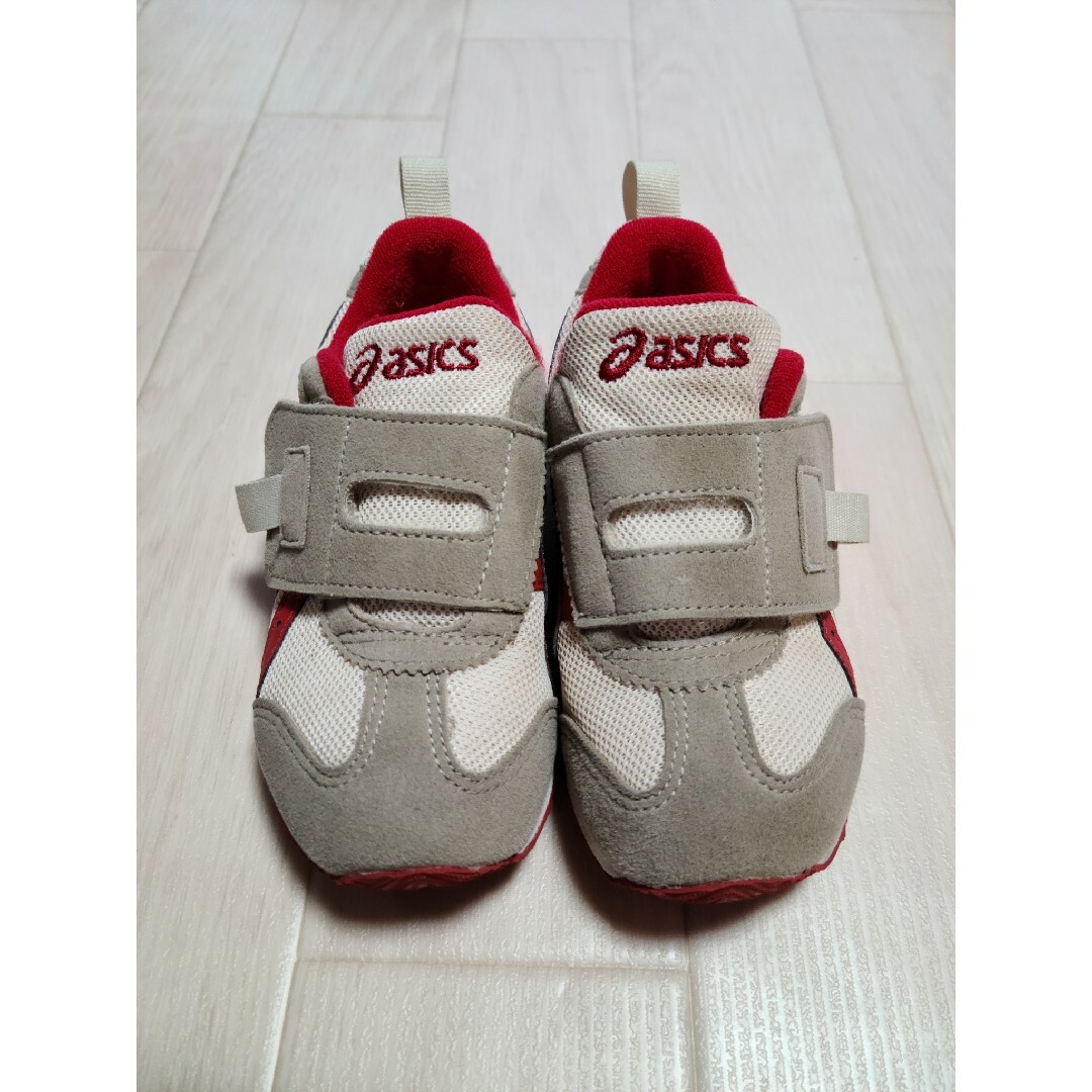 asics(アシックス)のアシックス スクスク キッズシューズAmazon 限定カラーベージュ×レッド キッズ/ベビー/マタニティのキッズ靴/シューズ(15cm~)(スニーカー)の商品写真