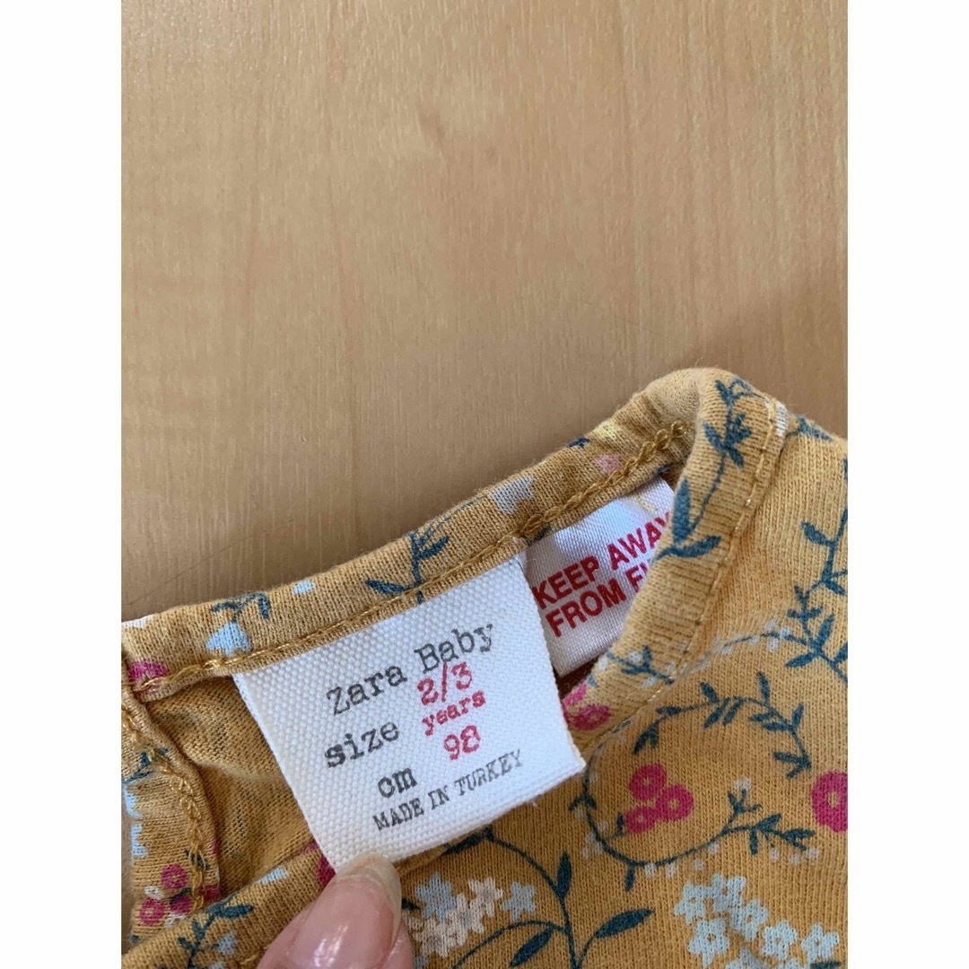 ZARA(ザラ)のザラ　トップス　2枚セット　98cm キッズ/ベビー/マタニティのキッズ服女の子用(90cm~)(Tシャツ/カットソー)の商品写真