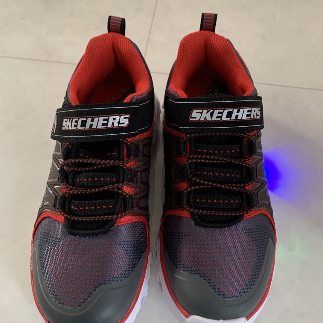 SKECHERS(スケッチャーズ)の新品　スケッチャーズ光る靴 キッズ/ベビー/マタニティのキッズ靴/シューズ(15cm~)(スニーカー)の商品写真