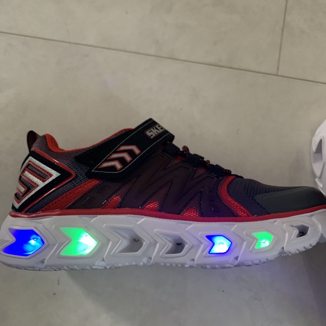 SKECHERS(スケッチャーズ)の新品　スケッチャーズ光る靴 キッズ/ベビー/マタニティのキッズ靴/シューズ(15cm~)(スニーカー)の商品写真