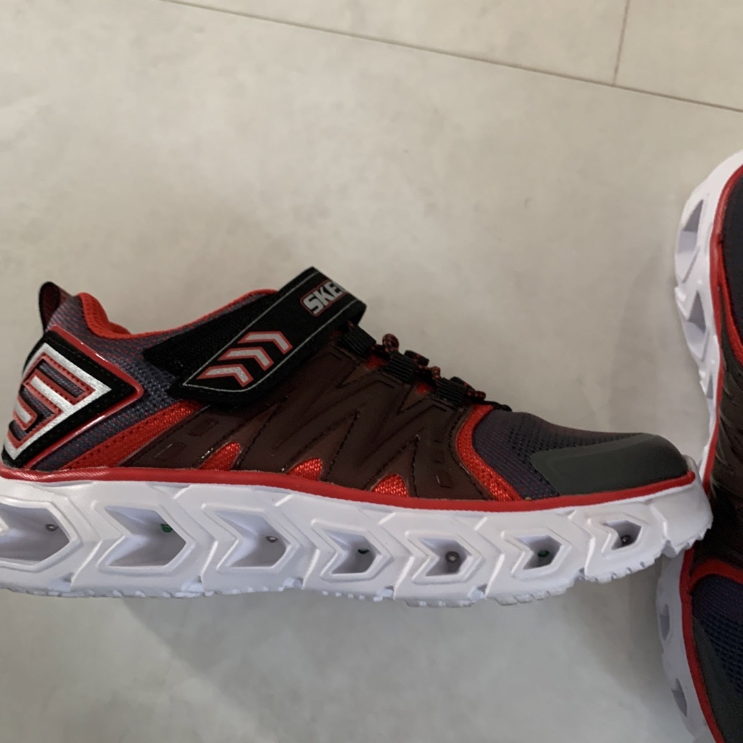 SKECHERS(スケッチャーズ)の新品　スケッチャーズ光る靴 キッズ/ベビー/マタニティのキッズ靴/シューズ(15cm~)(スニーカー)の商品写真