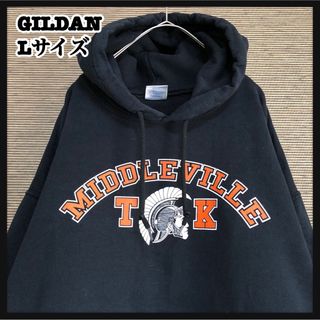 ギルタン(GILDAN)の【ギルダン】プルオーバーパーカー　カレッジロゴ　中世騎士　黒　オレンジ65(パーカー)