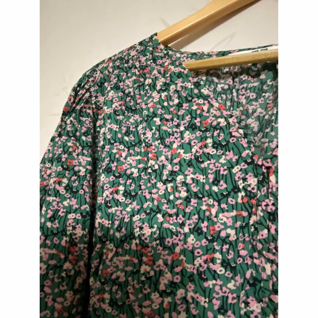 UNIQLO(ユニクロ)のUNIQLO☆プリントVネックブラウス 3XL レディースのトップス(シャツ/ブラウス(長袖/七分))の商品写真