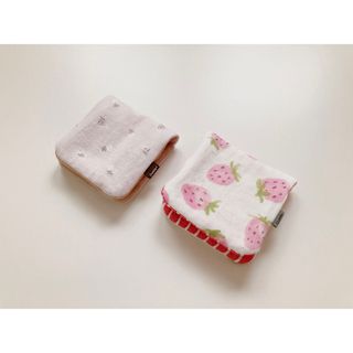 2枚セット　ハーフハンカチ　苺と小花柄セット　ハンドメイド　幼稚園　保育園(外出用品)