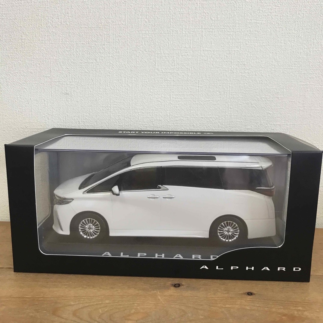 国内正規品 TOYOTA 1/30 トヨタ 070ホワイトパール 1/30 新型