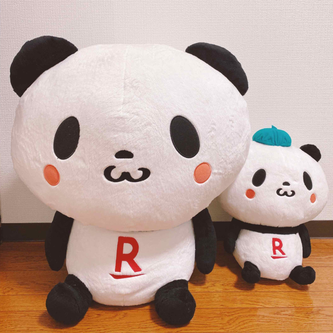 Rakuten(ラクテン)の【16日迄てんしのはね様専用】　お買いものパンダ　特大でかぬいぐるみ　小パンダ エンタメ/ホビーのおもちゃ/ぬいぐるみ(キャラクターグッズ)の商品写真