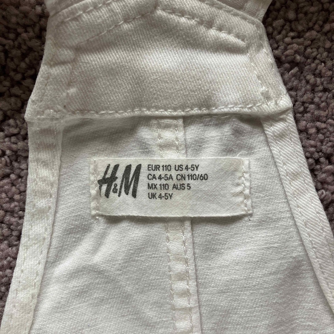 H&M(エイチアンドエム)のH&M ホワイトデニム　ジャンパースカート　110cm キッズ/ベビー/マタニティのキッズ服女の子用(90cm~)(ワンピース)の商品写真