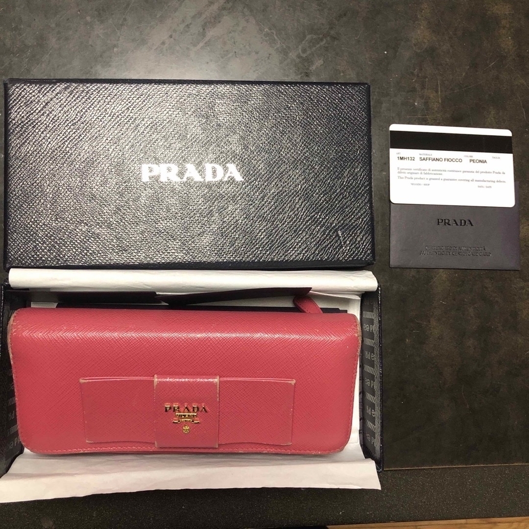 【PRADA】リボン 二つ折り長財布 赤 サフィアーノレザー ピンクレッド | フリマアプリ ラクマ