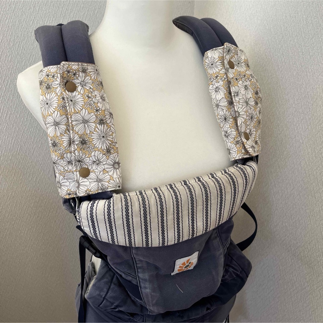 Ergobaby(エルゴベビー)の抱っこ紐よだれカバー　よだれパッド　ハンドメイド　花柄　リバーシブル キッズ/ベビー/マタニティの外出/移動用品(抱っこひも/おんぶひも)の商品写真