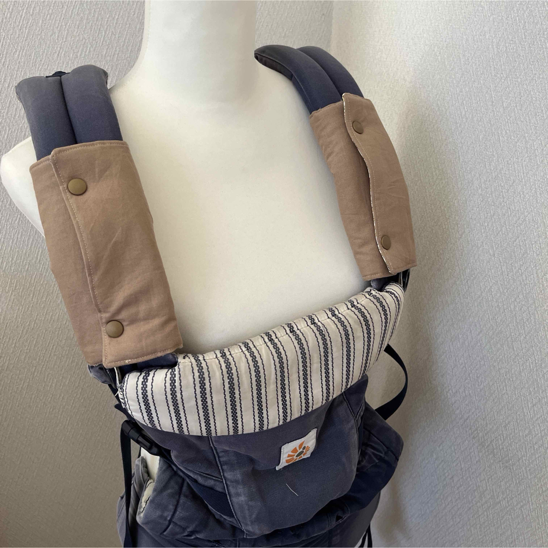 Ergobaby(エルゴベビー)の抱っこ紐よだれカバー　よだれパッド　ハンドメイド　花柄　リバーシブル キッズ/ベビー/マタニティの外出/移動用品(抱っこひも/おんぶひも)の商品写真