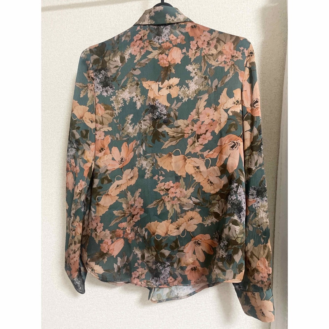 ZARA(ザラ)のZARA 花柄シャツ　ブラウス　グリーン レディースのトップス(シャツ/ブラウス(長袖/七分))の商品写真