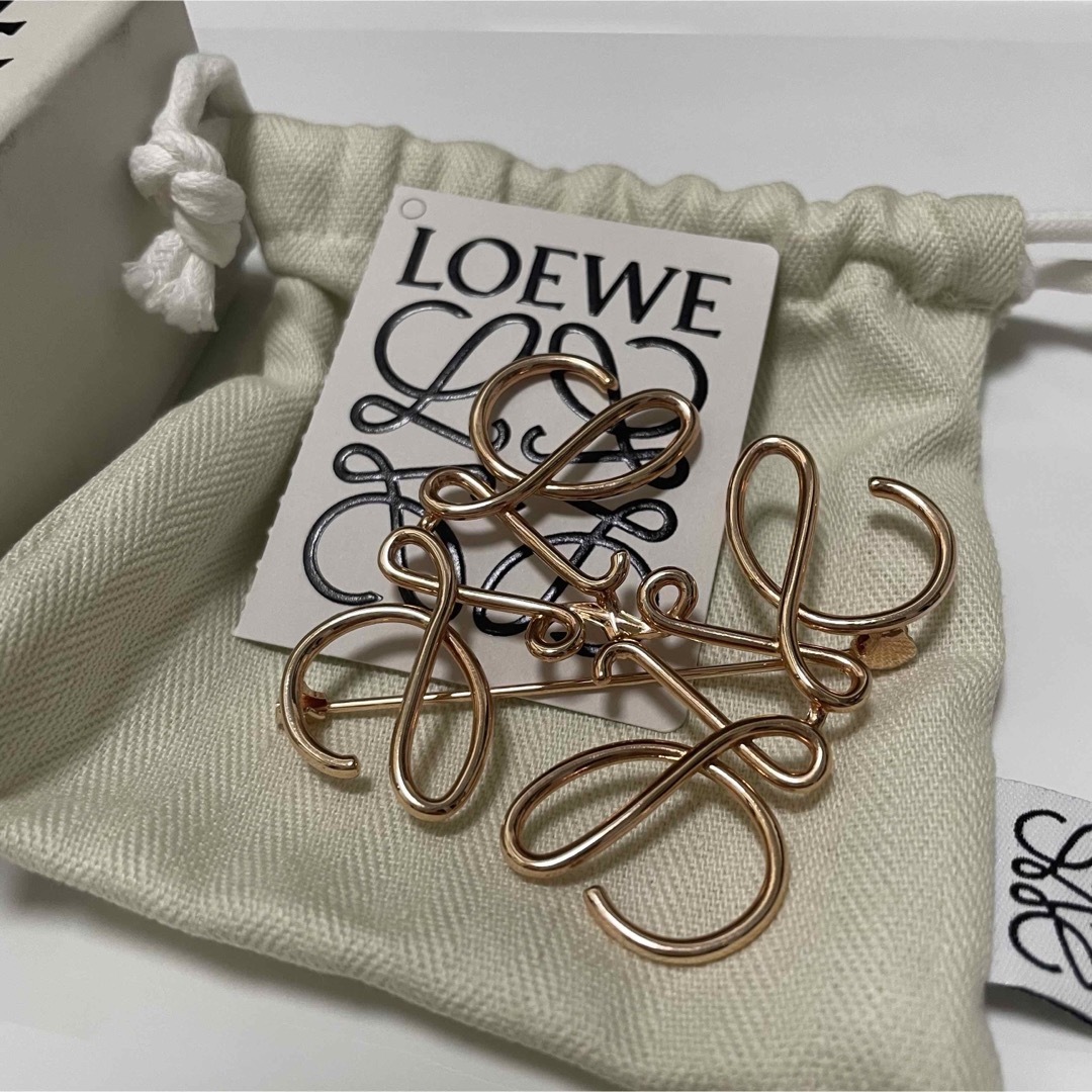 LOEWE(ロエベ)のロエベ LOEWE ブローチ アナグラム ピンクゴールド レディースのアクセサリー(ブローチ/コサージュ)の商品写真