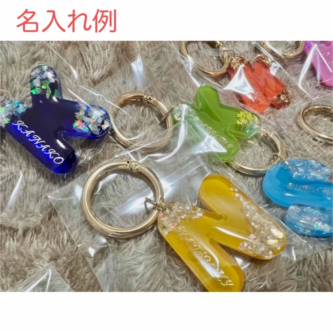 ハンドメイド イニシャル チャーム R ハンドメイドのアクセサリー(キーホルダー/ストラップ)の商品写真