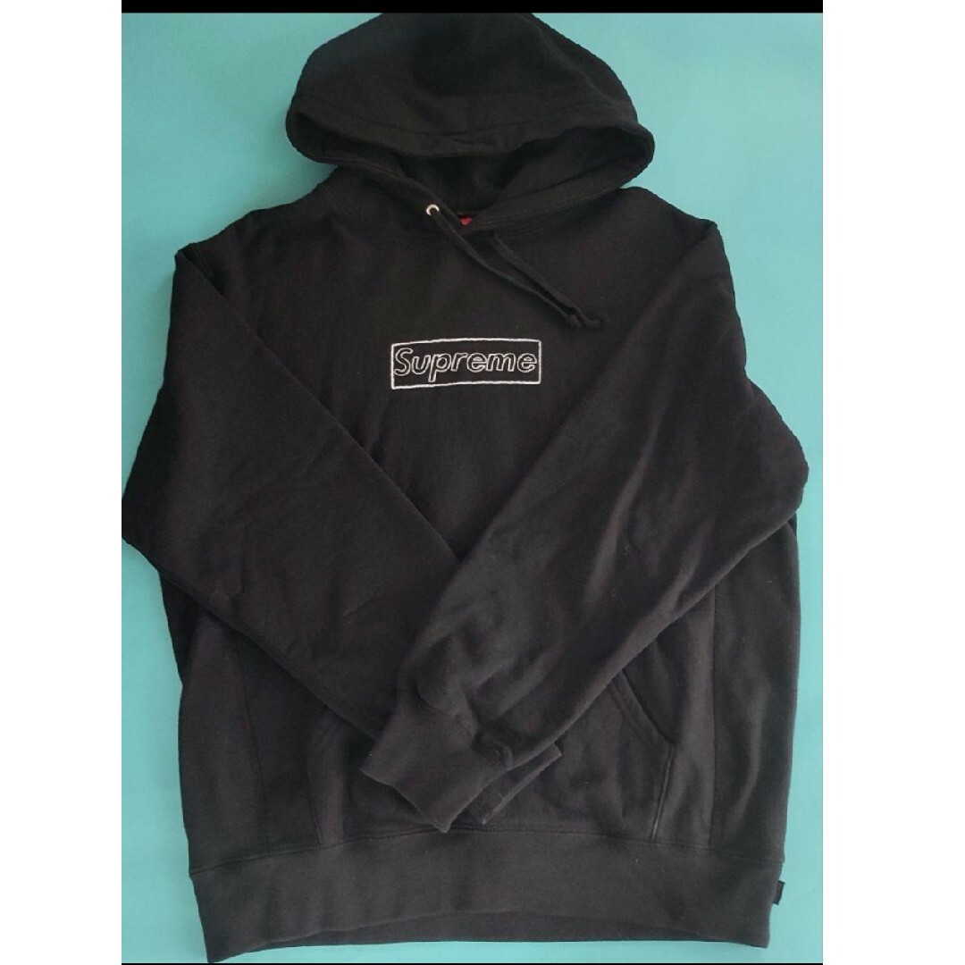 Supreme(シュプリーム)のシュプリーム KAWS Chalk Logo Hooded Sweatshirt メンズのトップス(パーカー)の商品写真