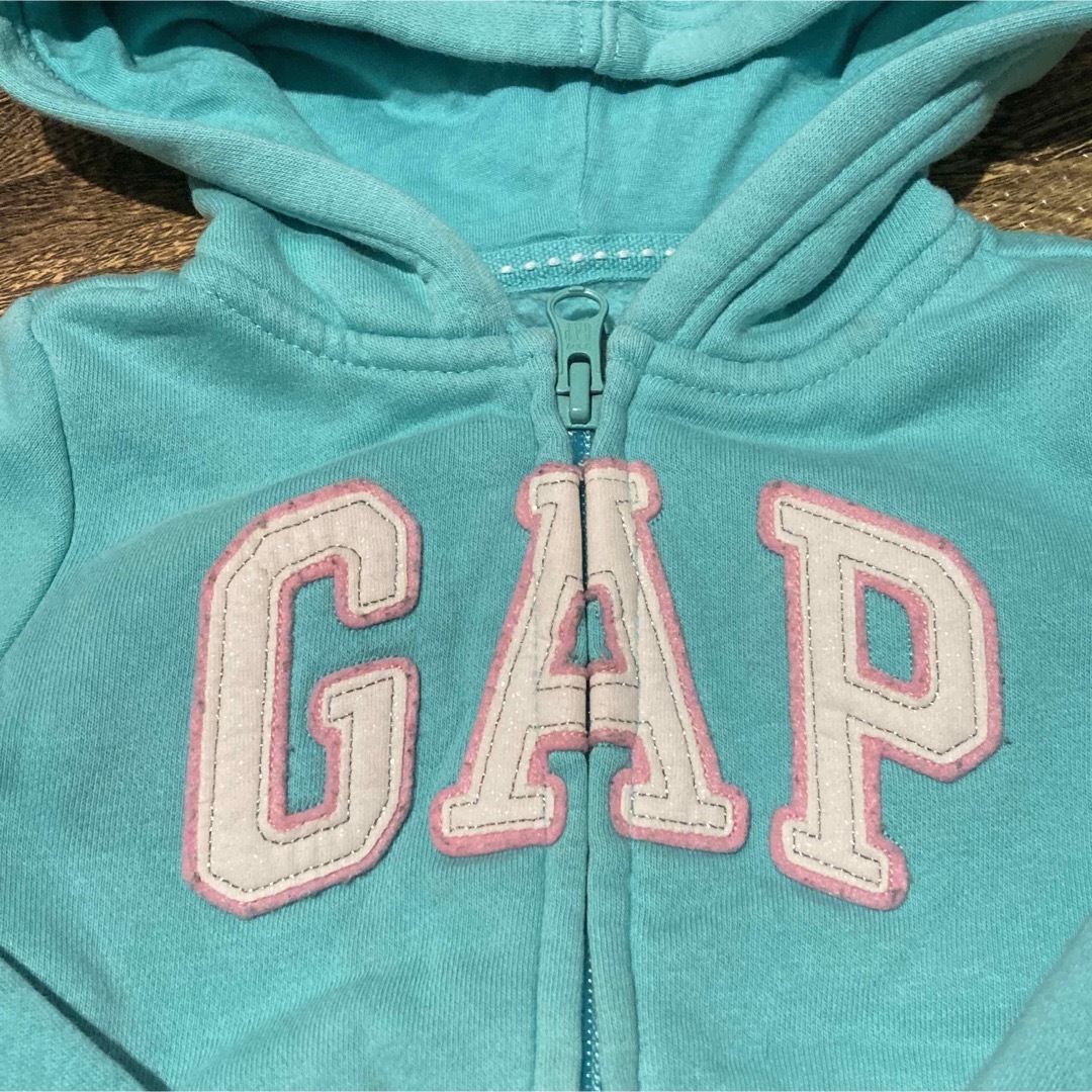 babyGAP(ベビーギャップ)のbaiya ベビーギャップ　パーカー　黄緑　ロゴ　女の子　裏起毛　秋冬　80 キッズ/ベビー/マタニティのベビー服(~85cm)(トレーナー)の商品写真