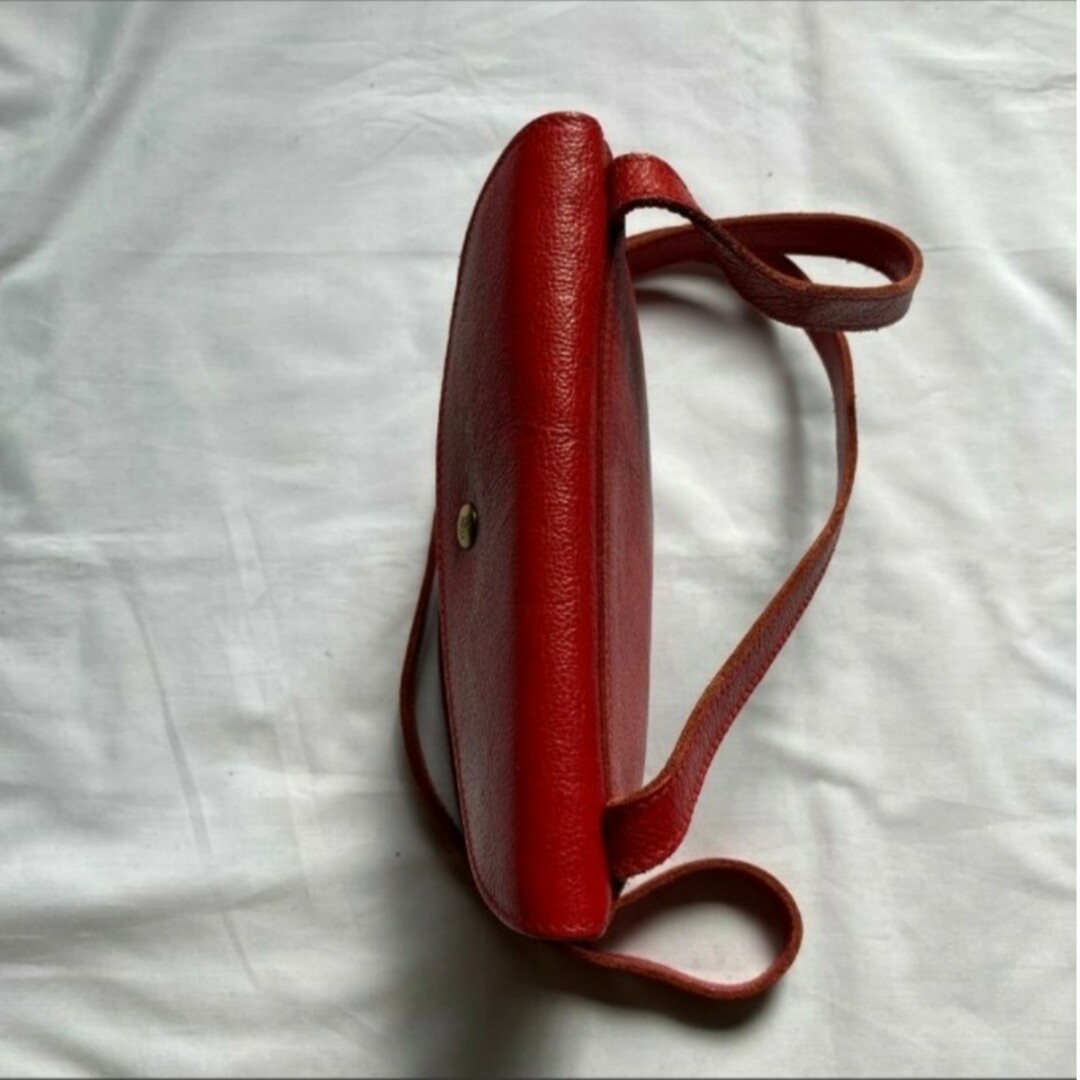 IL BISONTE(イルビゾンテ)の美品 高級感 イルビゾンテ ショルダーバッグ レッド 赤  刻印ロゴ　斜め掛け レディースのバッグ(ショルダーバッグ)の商品写真