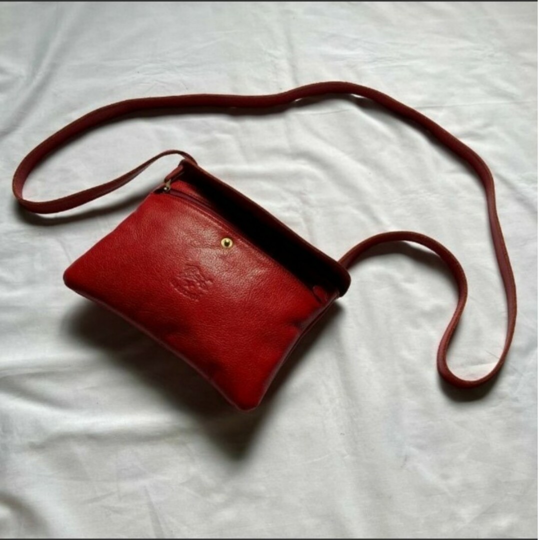 IL BISONTE(イルビゾンテ)の美品 高級感 イルビゾンテ ショルダーバッグ レッド 赤  刻印ロゴ　斜め掛け レディースのバッグ(ショルダーバッグ)の商品写真