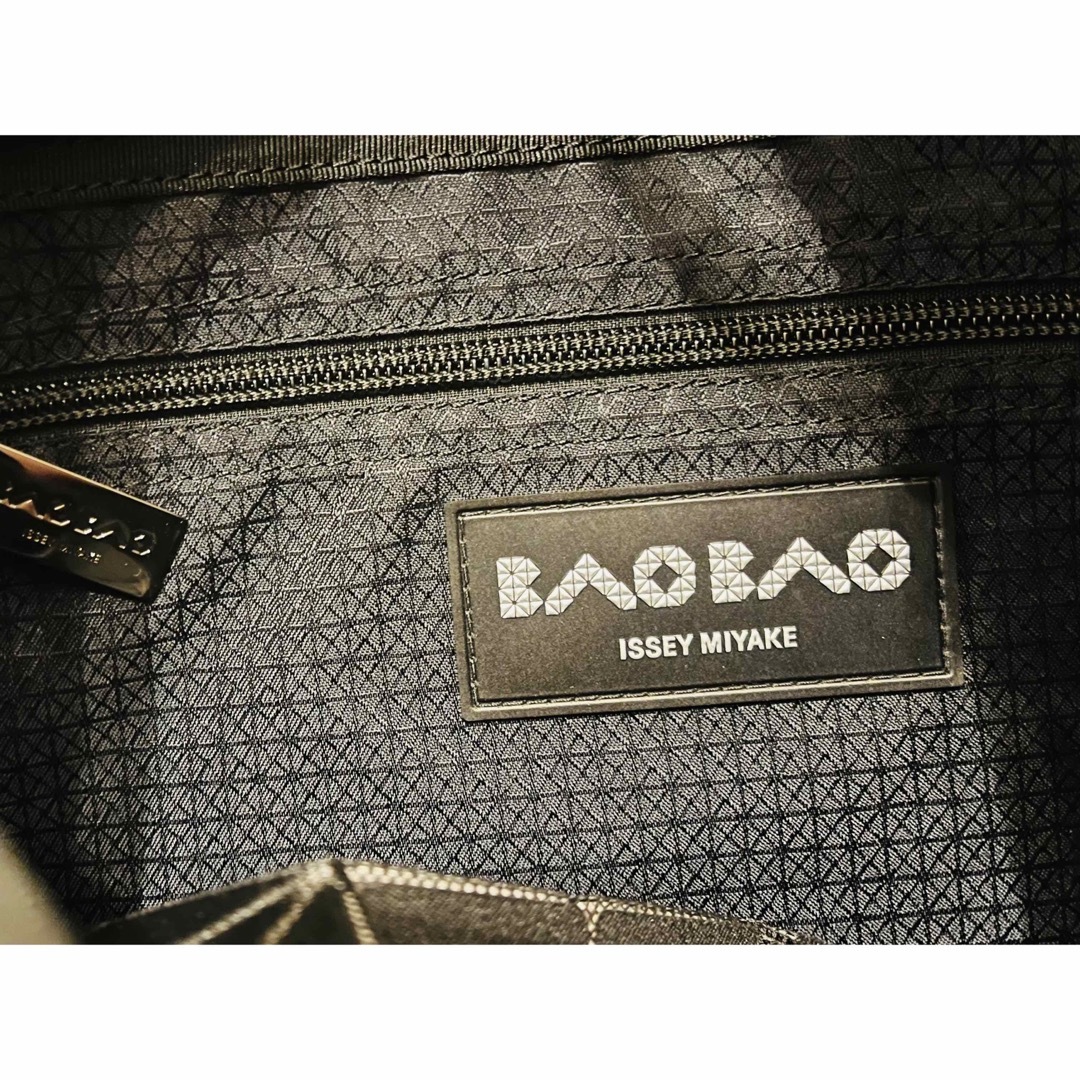 BaoBaoIsseyMiyake(バオバオイッセイミヤケ)のイッセイミヤケ　BAO BAO ホワイト レディースのバッグ(ショルダーバッグ)の商品写真