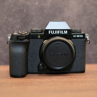 フジフイルム(富士フイルム)の【富士フィルム】X-S10ボディ（ブラック）(ミラーレス一眼)