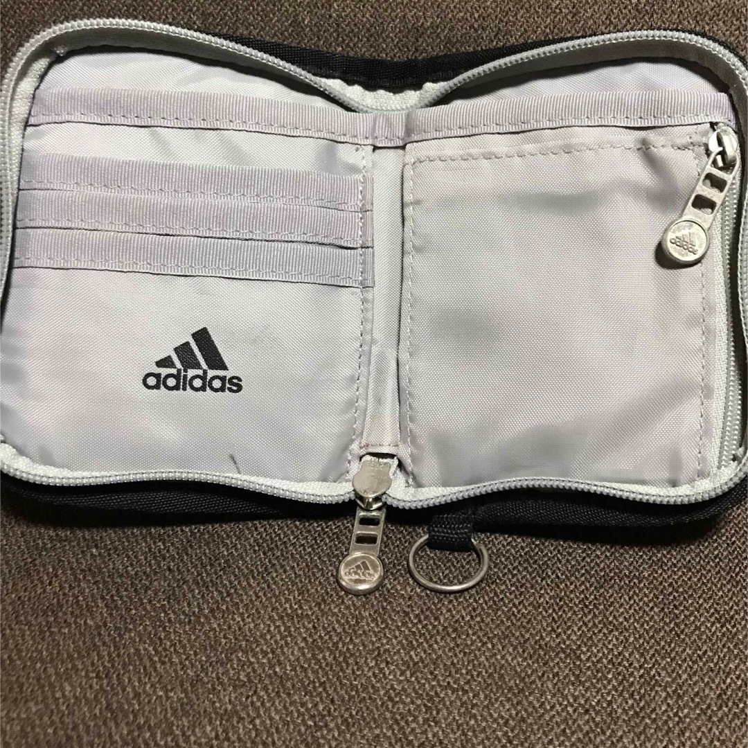 adidas(アディダス)の財布　二つ折り　adidas メンズのファッション小物(折り財布)の商品写真