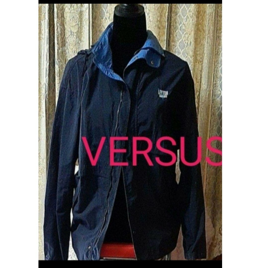 VERSUS SPORTSのベルサスマウンテンパーカーです