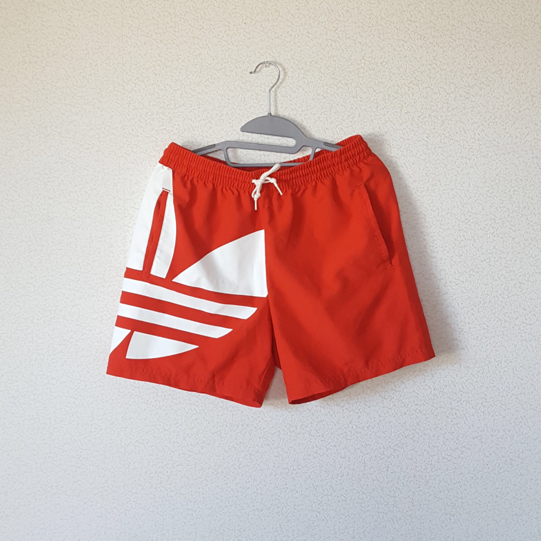 adidas(アディダス)のadidas トレフォイル 赤 メンズのパンツ(ショートパンツ)の商品写真