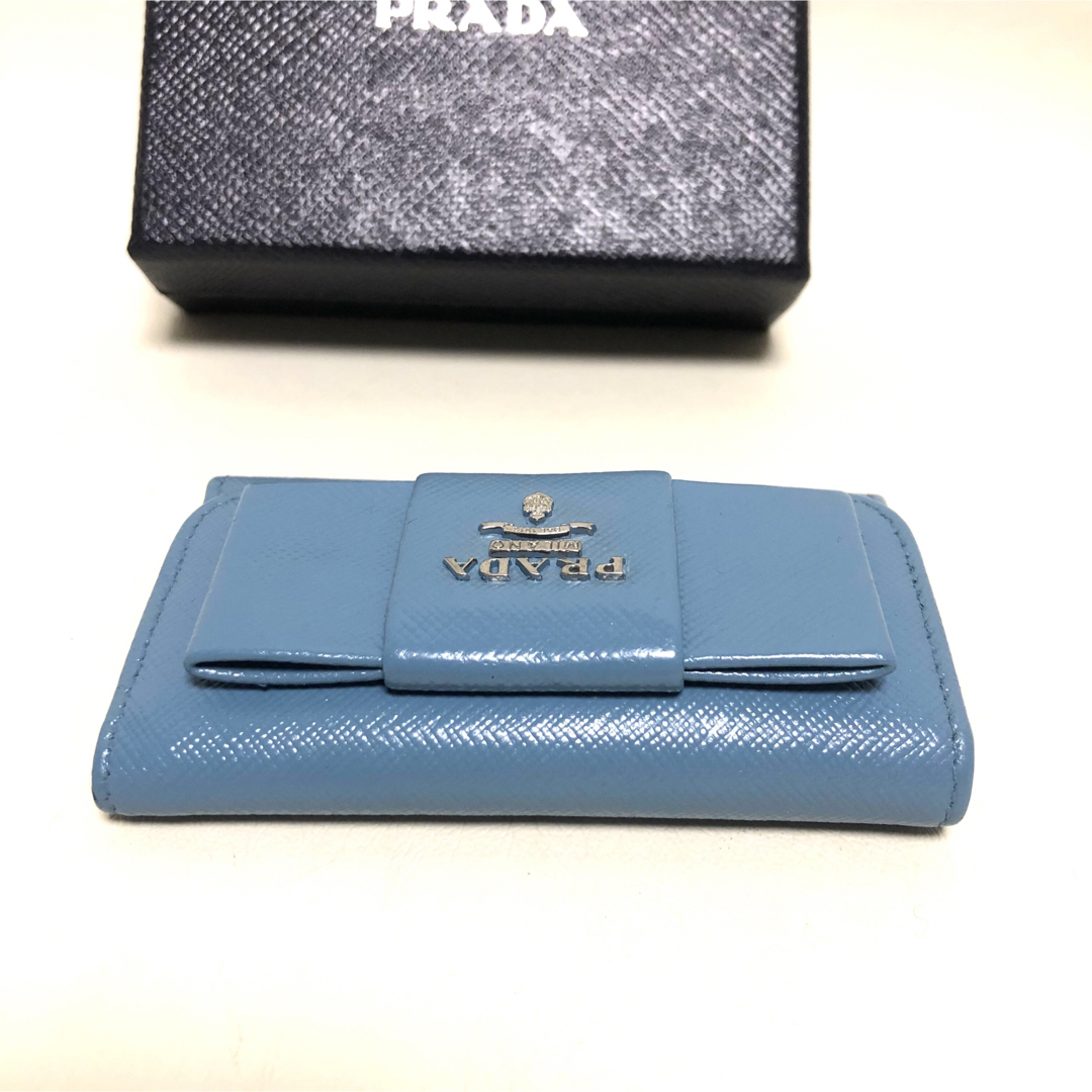 PRADA(プラダ)のPRADA プラダ サフィアーノ リボン レザーキーケース(Gカードあり) レディースのファッション小物(キーケース)の商品写真