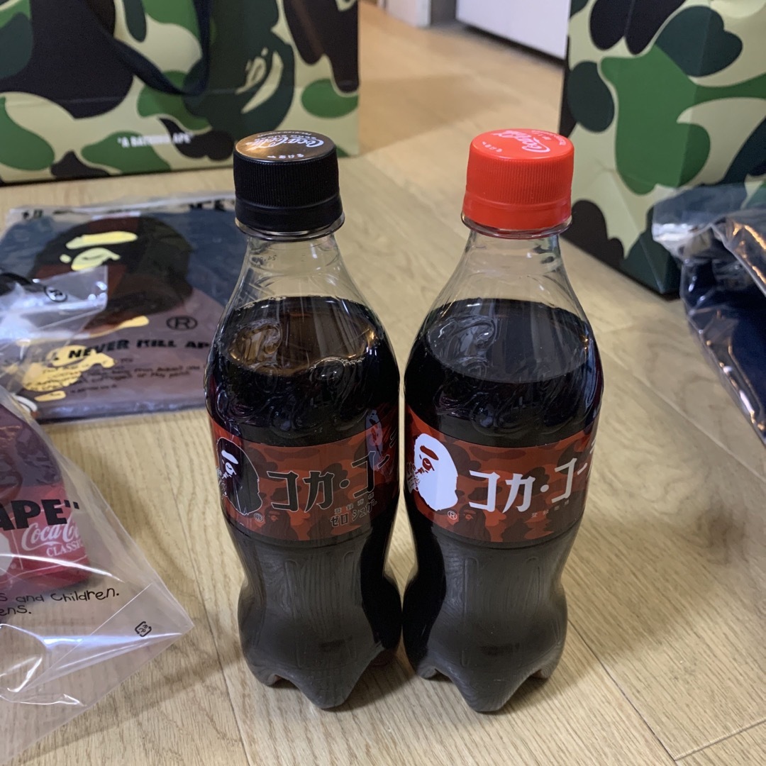 A BATHING APE(アベイシングエイプ)のA BATHING APE® × Coca-Cola® ノベルティ　2本セット 食品/飲料/酒の飲料(ソフトドリンク)の商品写真