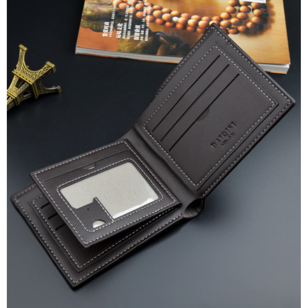 【新品】カジュアル PUレザー二つ折りミニ財布　ダークブラウン メンズのファッション小物(折り財布)の商品写真