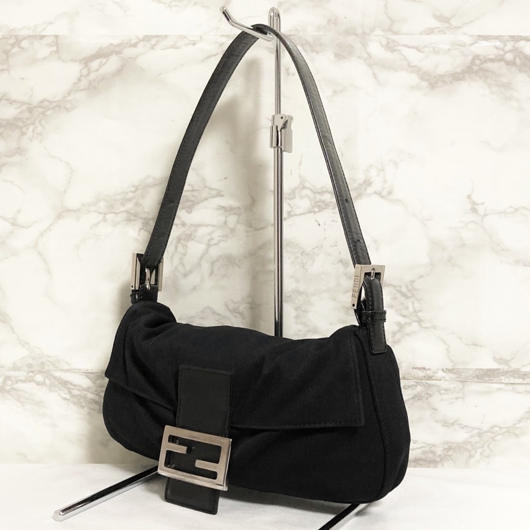 【極美品〜美品】FENDI マンマバケット 黒無地ナイロン×レザー ハンドバッグ 【極美品〜美品】FENDI マンマバケット 黒無地ナイロン×レザー ハンドバッグ
