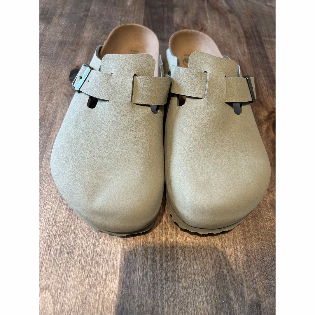 BIRKENSTOCK(ビルケンシュトック)の新品 ビルケンシュトック ボストン　ヴィーガン　カーキ メンズの靴/シューズ(スリッポン/モカシン)の商品写真