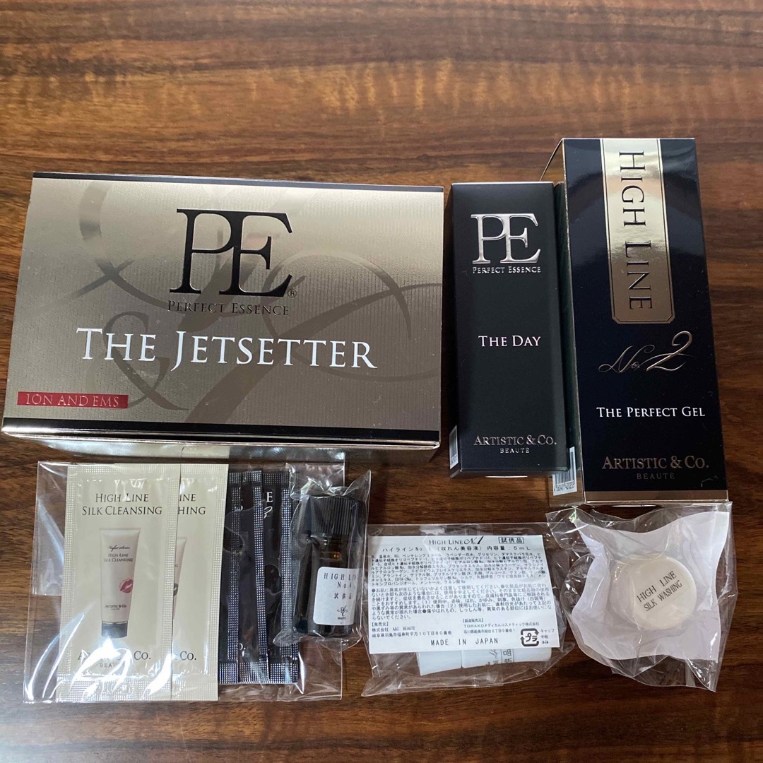 美容/健康箱入りARTISTIC&CO. THE JETSETTER 本体と美容液セット