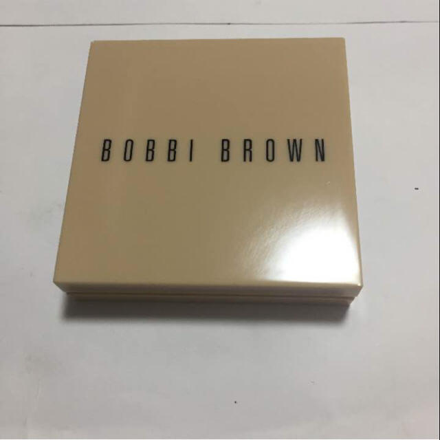 BOBBI BROWN(ボビイブラウン)のBOBBI BROWN ヌードフィニッシュイルミネイティングパウダー コスメ/美容のベースメイク/化粧品(フェイスパウダー)の商品写真