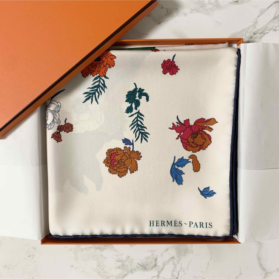 Hermes(エルメス)のHermes エルメス　カレ90《ローブ・レジェール》　新品　箱付き　大人気 レディースのファッション小物(バンダナ/スカーフ)の商品写真