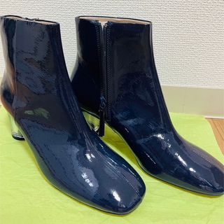 ザラ(ZARA)のZARA エナメルブーツ ネイビー 未使用(ブーツ)