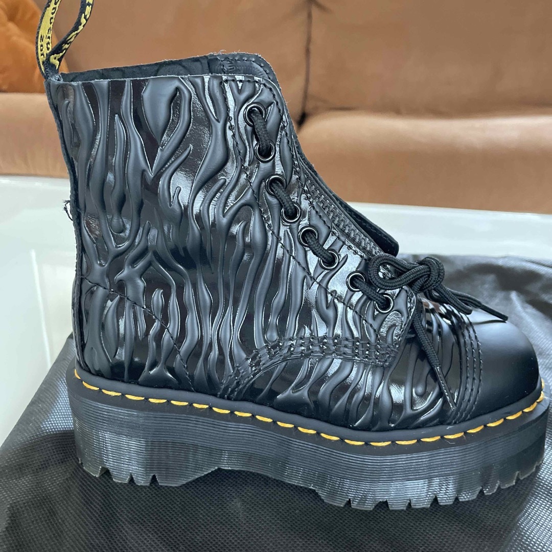 Dr.Martens(ドクターマーチン)のドクターマーチン　エナメル厚底ブーツ レディースの靴/シューズ(ブーツ)の商品写真