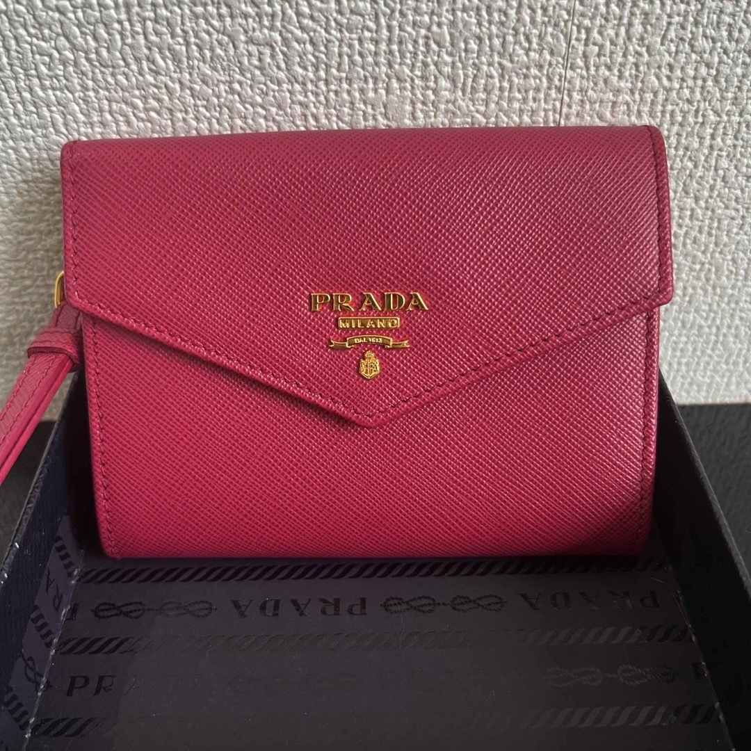 PRADA(プラダ)のPRADA プラダ　カードケース/1M1442/レッド/無地/レディース レディースのファッション小物(名刺入れ/定期入れ)の商品写真