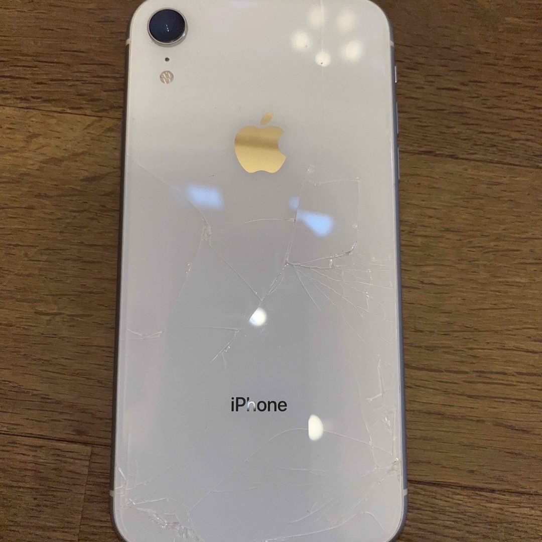 iPhone XR 背面割れ　ホワイト