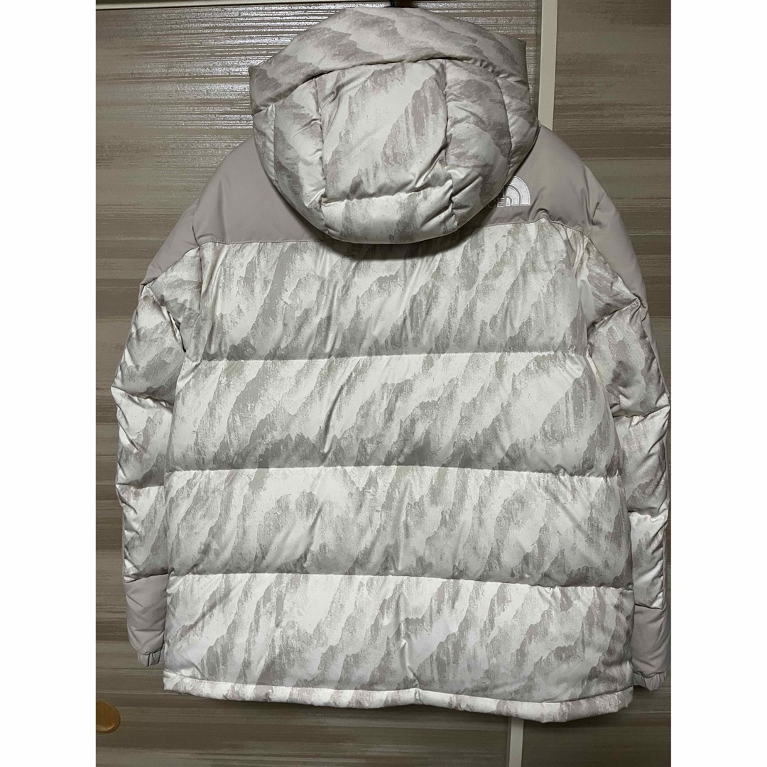 THE NORTH FACE(ザノースフェイス)のノースフェイス　プリント　ヒマラヤンダウンパーカー　シルバー　グレー　M メンズのジャケット/アウター(ダウンジャケット)の商品写真