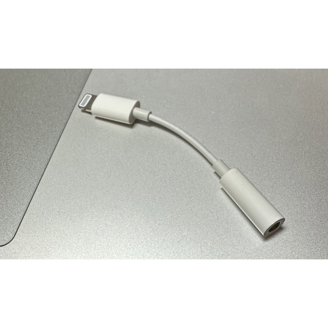 Apple(アップル)のLightning - 3.5 mmヘッドフォンジャックアダプタ スマホ/家電/カメラのスマホアクセサリー(ストラップ/イヤホンジャック)の商品写真