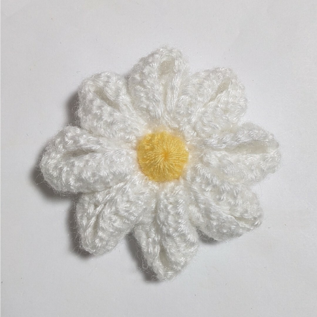 🌼デイジー 編み編み コサージュ ブローチ バッジ🌼G-DRAGON ジヨン