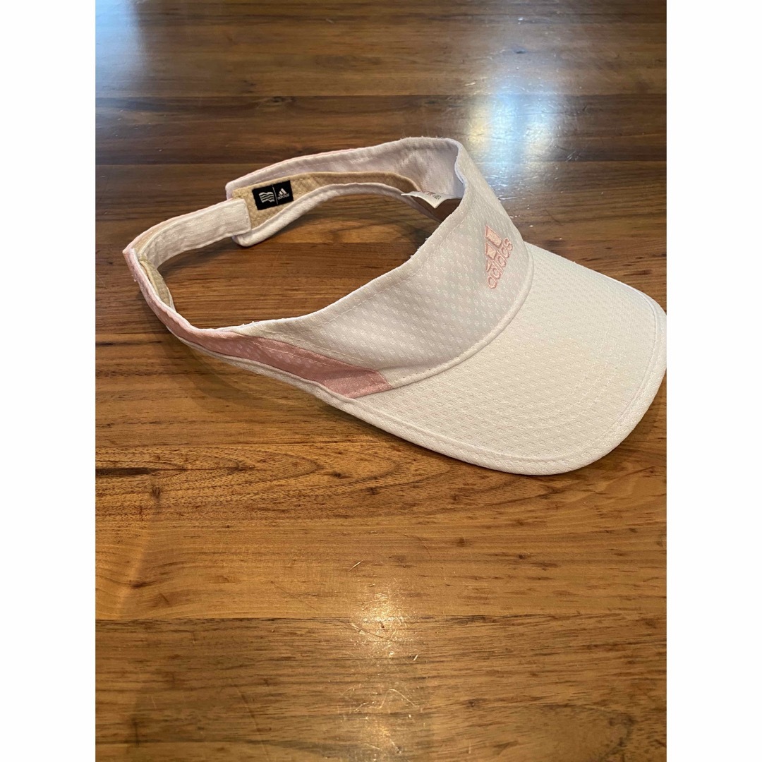 adidas(アディダス)のadidasサンバイザー 白×ベビーピンク レディースの帽子(その他)の商品写真