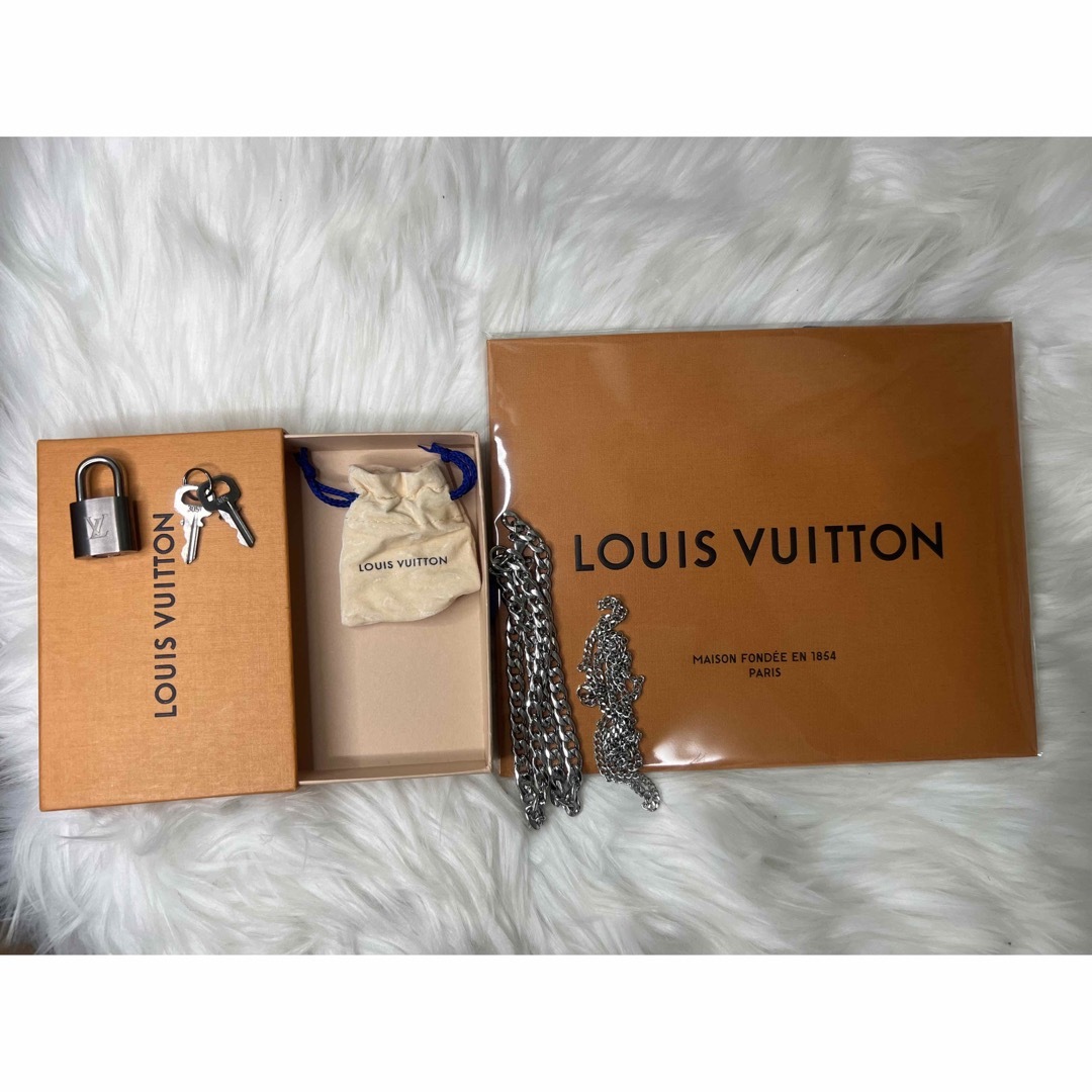 【限定】Louis Vuitton  ガンメタブラック パドロック ネックレス誕生日プレゼント