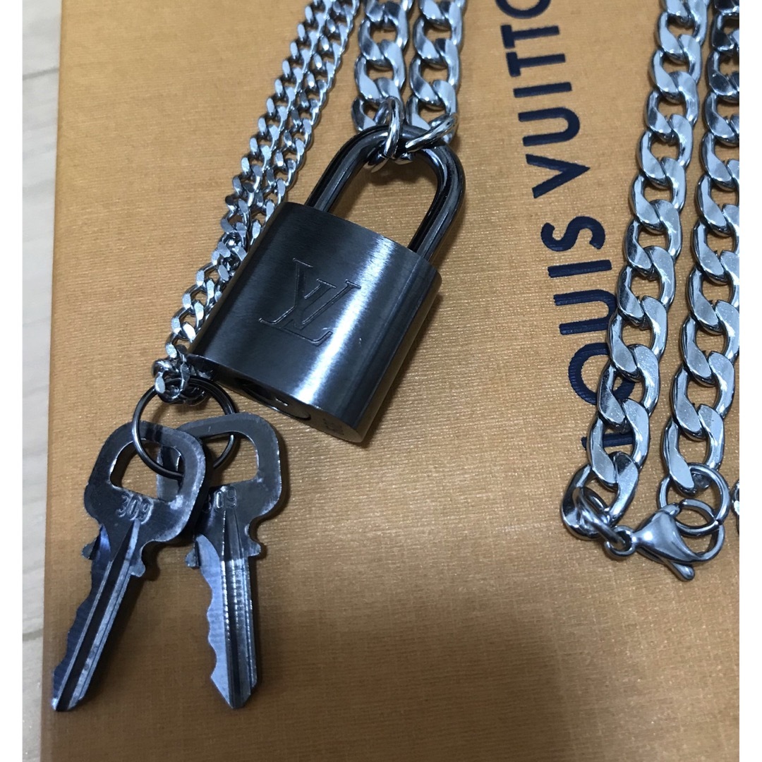 【限定】Louis Vuitton ガンメタブラック パドロック ネックレス | フリマアプリ ラクマ