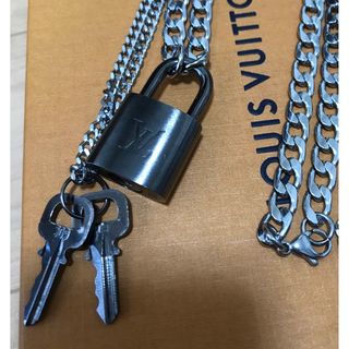 ルイヴィトン(LOUIS VUITTON)の【限定】Louis Vuitton  ガンメタブラック パドロック ネックレス(ネックレス)