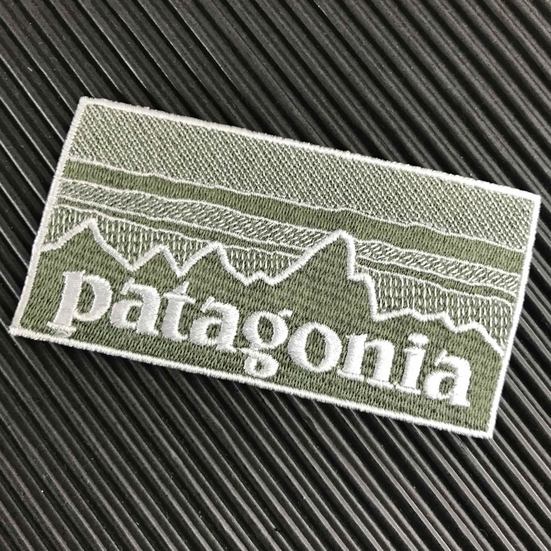 patagonia(パタゴニア)のPATAGONIA フィッツロイ カーキ モノクロ柄 アイロンワッペン -1D ハンドメイドのキッズ/ベビー(ファッション雑貨)の商品写真